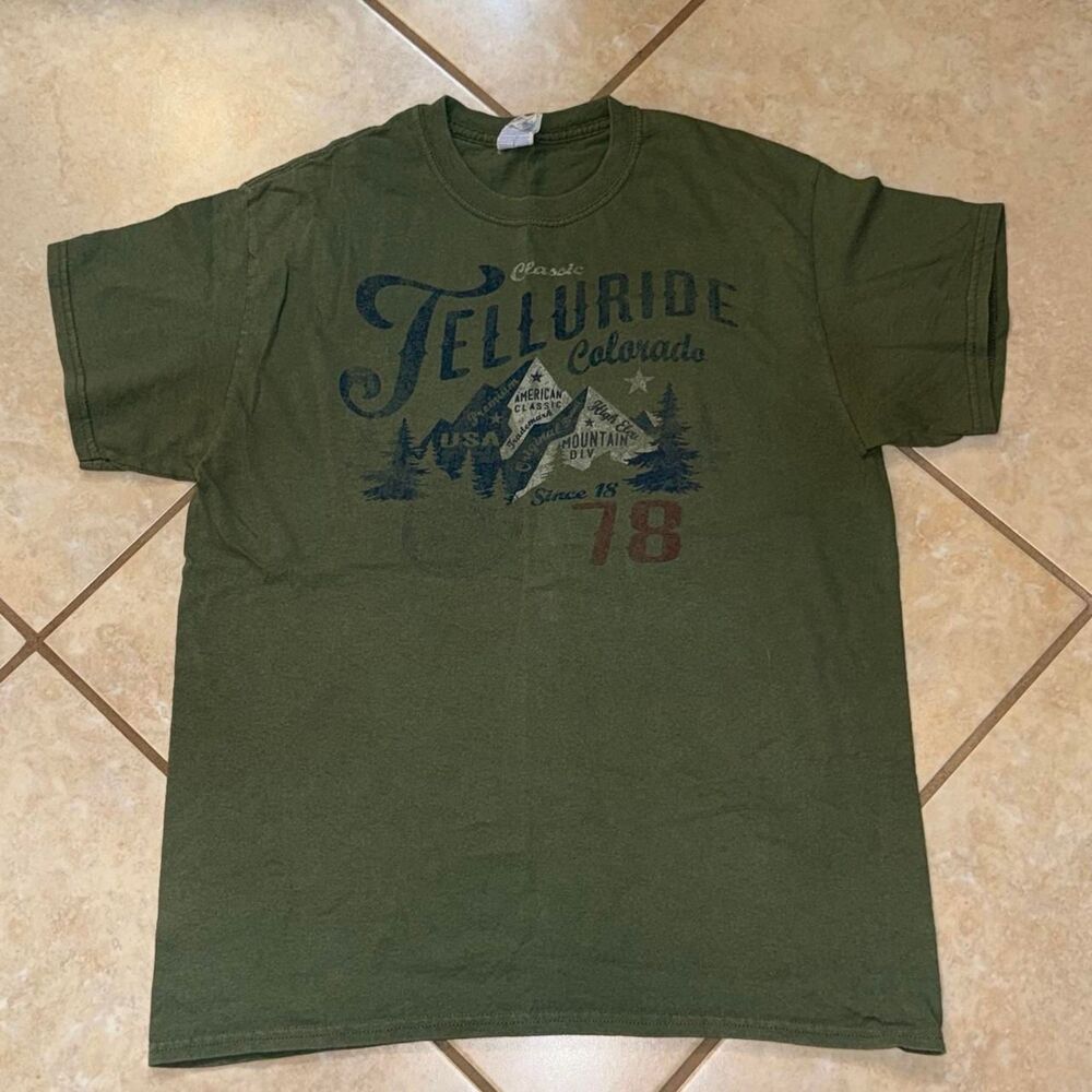 Gildan Men's Green and Khaki T-shirt